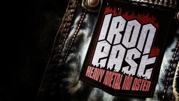 Ein Aufnäher auf Jeans als Titel des Podcasts "Iron East"