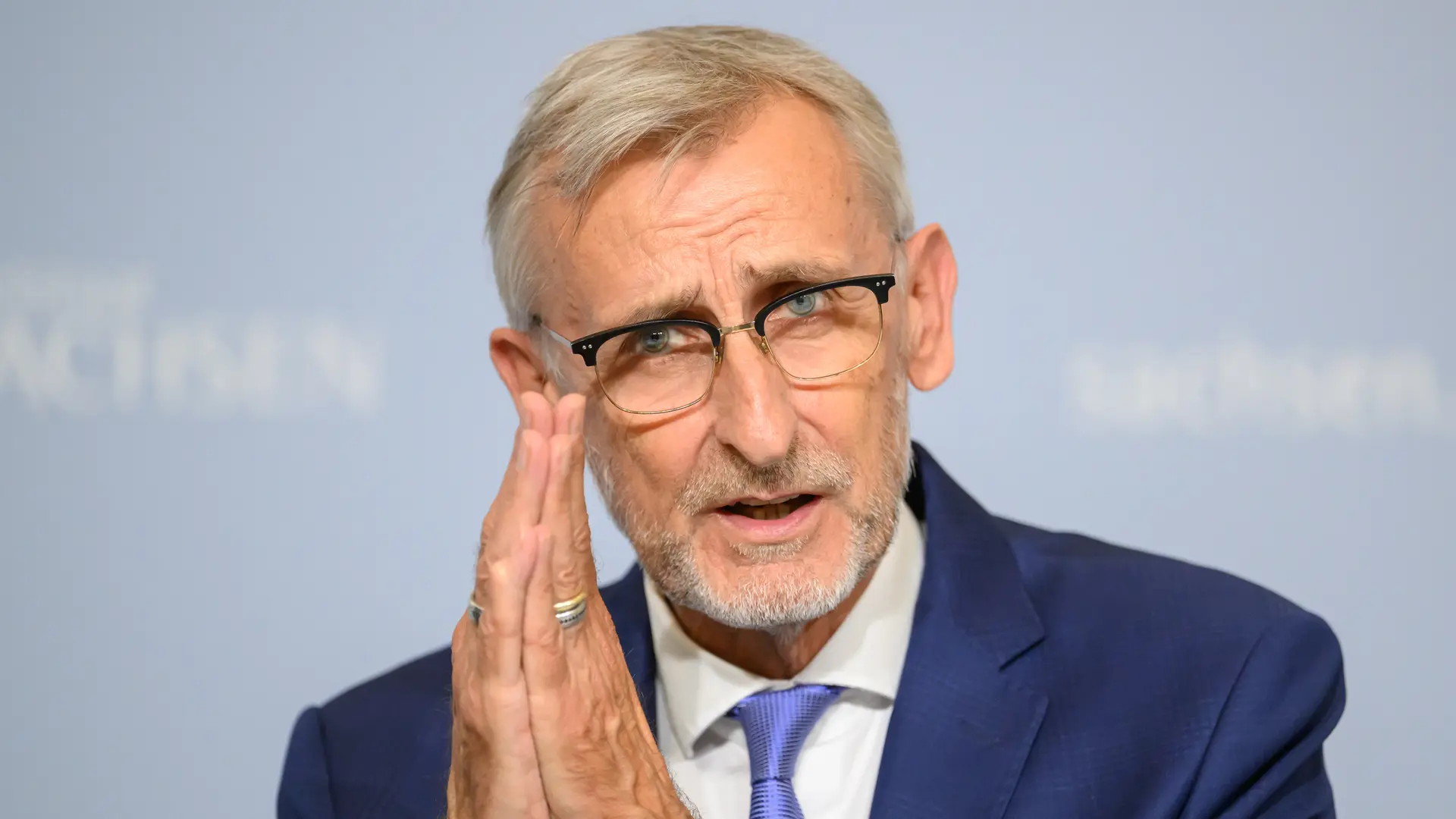 Innenminister Schuster zu Sprengvorrichtungen in Sachsen: Sabotage hätte regionalen Blackout auslösen können