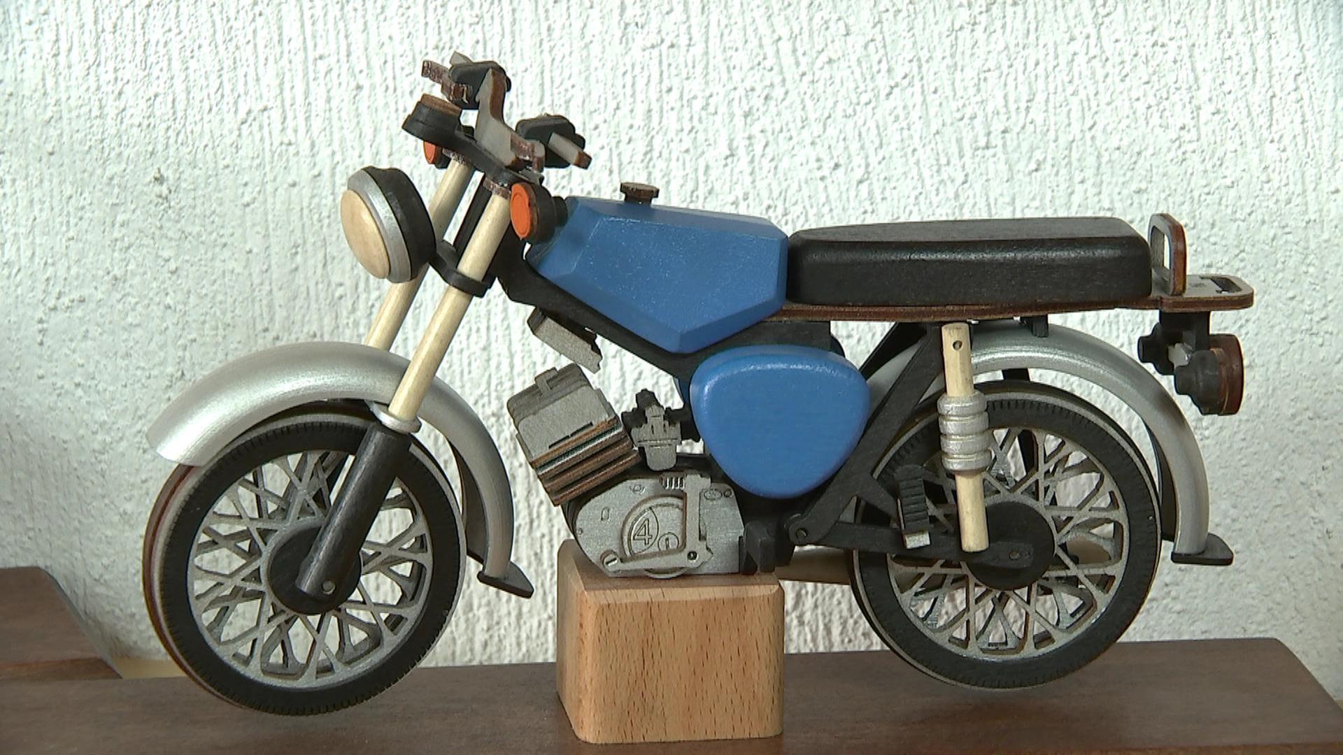 Ein S51 - Moped als Räucherkerzenfigur. | MDR