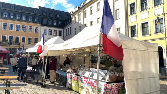 Das Bild zeigt Stände des französischen Gourmet-Marktes in Gera. 