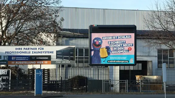 Grossflaechenplakat fuer die Entsorgung von E-Schrott Elektroschrott - zu sehen ist Grobi, eine Figur aus der Sesamstrasse - Grobi ist schlau: E-Schrott gehoert nicht in den Hausmuell