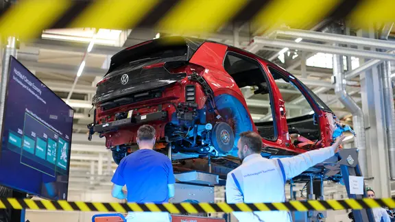 Mitarbeiter von VW Zwickau zerlegen in der sogenannten Scheidung einen VW ID.3. 