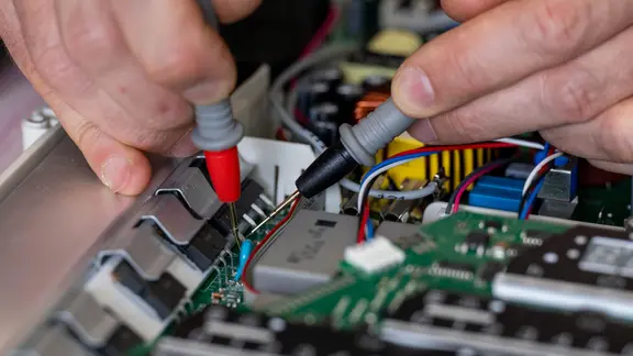  ein Techniker repariert ein Ceranfeld