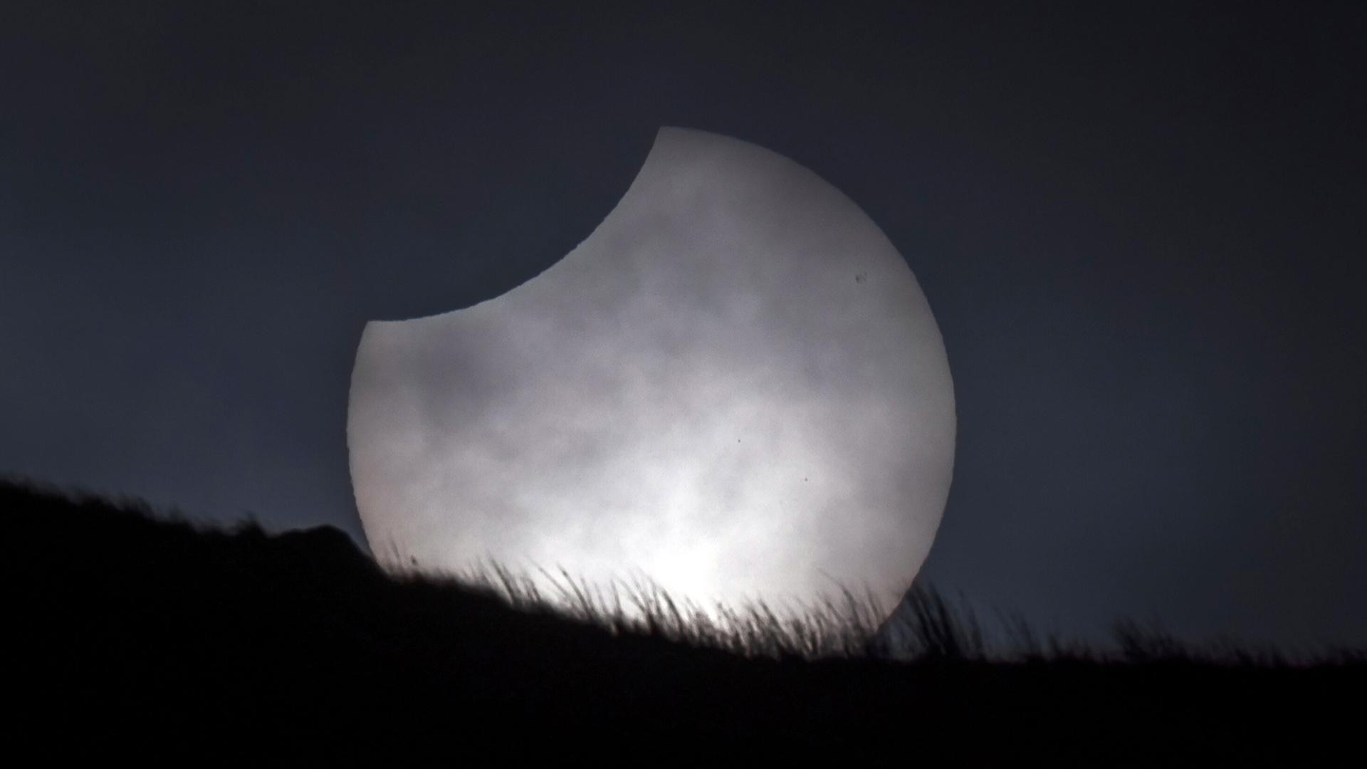 Die Sonne bricht während einer partiellen Sonnenfinsternis über Stoodley Pike durch die Wolken. | picture alliance/dpa/PA Wire | Danny Lawson