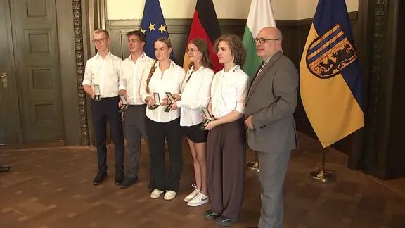 Junge Menschen werden für ihre Zivilcourage ausgezeichnet.