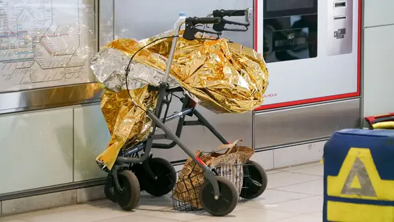 Über einem Rollator liegt eine Rettungsdecke (Symbolbild)