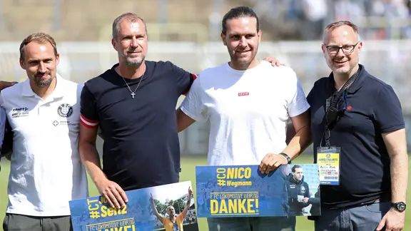 Der früher Lok-Trainer Jochen Seitz (2. v.l.) wird verabschiedet.