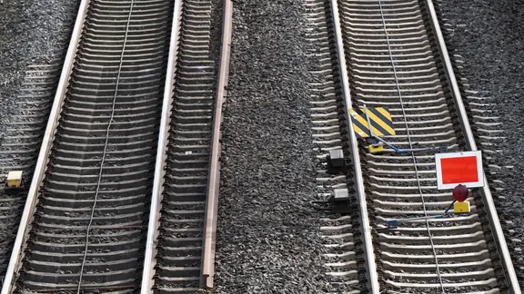 Ein rotes Schild sperrt ein Bahngleis.