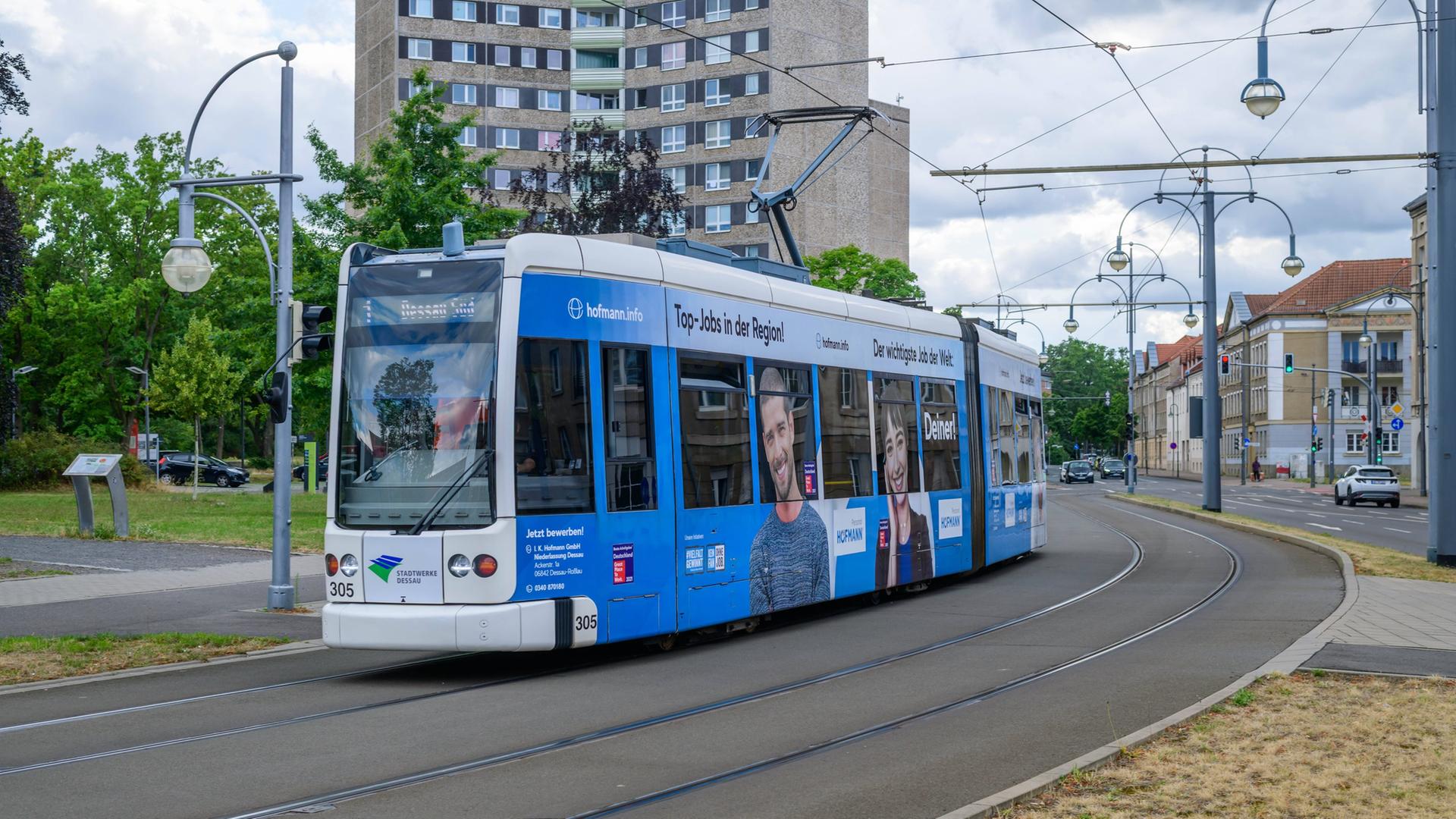 Eine Straßenbahn fährt durch Dessau | IMAGO / Wolfgang Simlinger