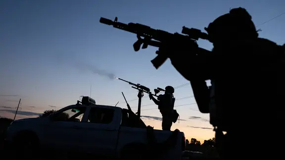 Russische Soldaten schießen auf Drohnen