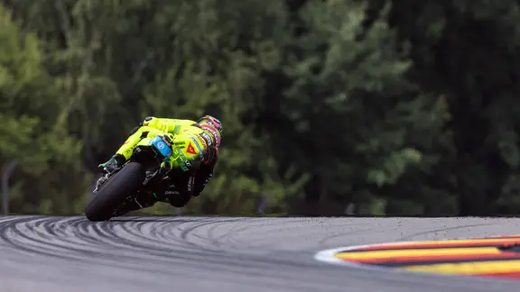 Ein Motorradfahrer legt sich in die Kurve