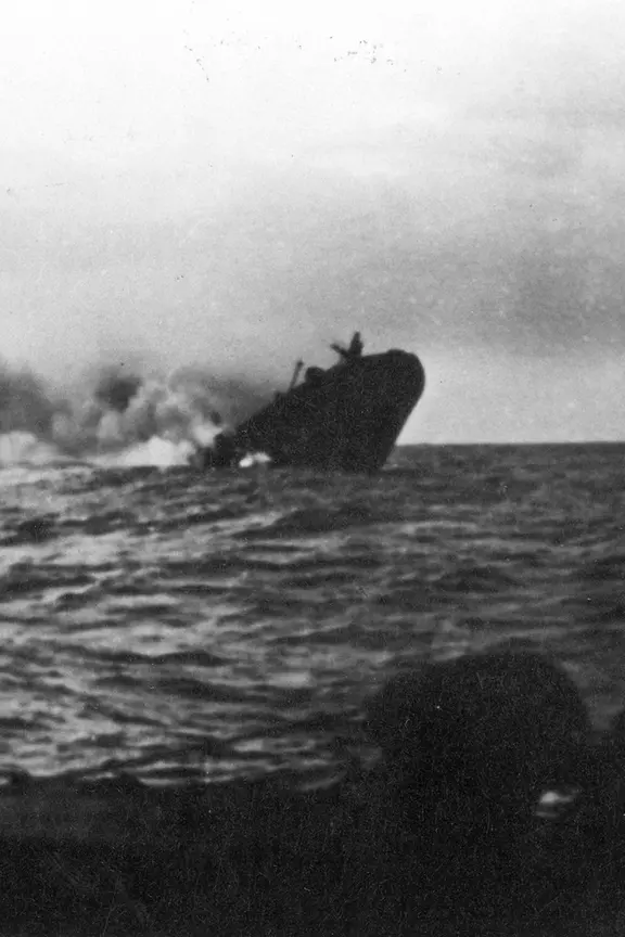 Alliierter Frachter sinkt im Atlantik nach Torpedo-Treffer