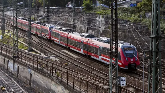 S-Bahn, Bahnlinie, Linienverkehr, Regionalbahn, ÖPNV, Gleise am Hauptbahnhof Dresden, Sachsen, Deutschland.