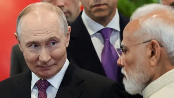 Russlands Präsident Wladimir Putin (l) und der indische Ministerpräsident Narendra Modi bei ihrem Besuch der internationalen Industriemesse "Innoprom" am Rande des Brics-Gipfels in der indischen Hauptstadt Neu Delhi.