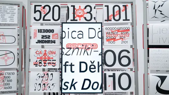 Eine Typographie Ausstellung: Tafeln mit ganz verschiedenen Zeichen, Buchstaben ebenso wie Zahlen.