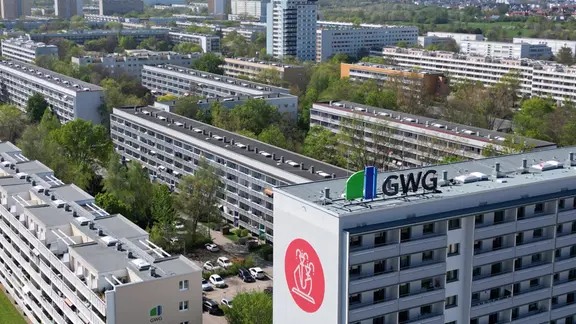 Luftaufnahme eines Stadtteils mit vielen Plattenbauten.