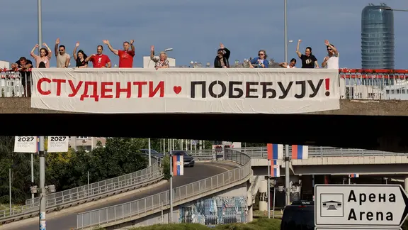 Banner mit dem Schriftzug "Studenten siegen!" über einer Straße in Belgrad (Serbien)
