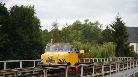 Über zeugnisse der Industriekultur des 19. Jahrhunderts rollt der Scienentrabi von Rochlitz nach Wechselburg durchs Muldental.