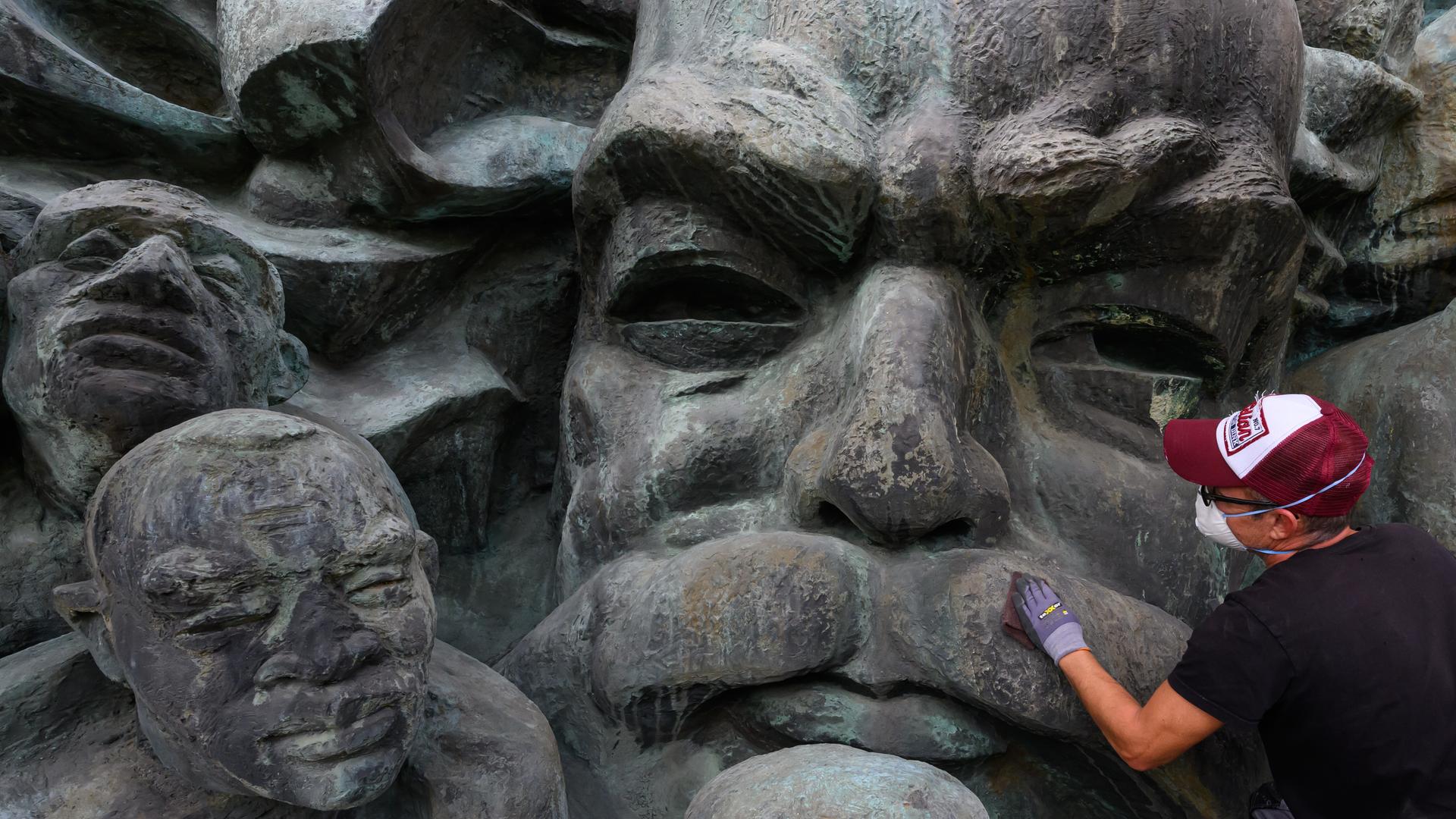 "Lifting" für Karl-Marx-Relief in Leipzig