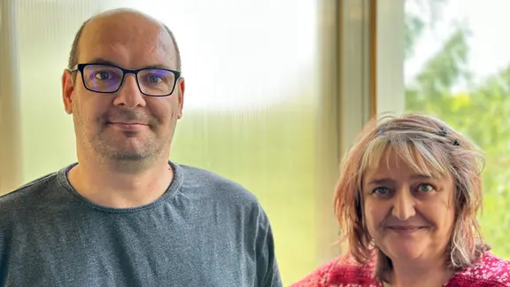 Ein Mann und eine Frau stehen nebeneinander