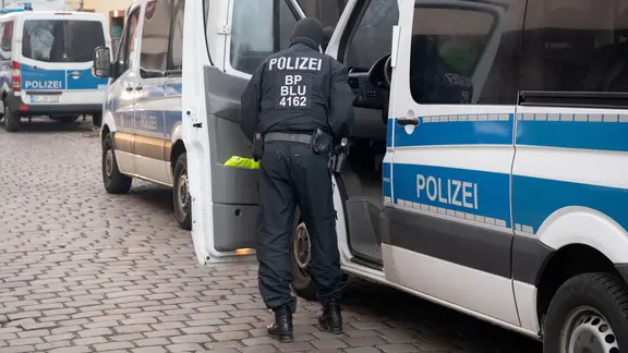 Polizisten sind bei einer Razzia in Berlin im Einsatz.