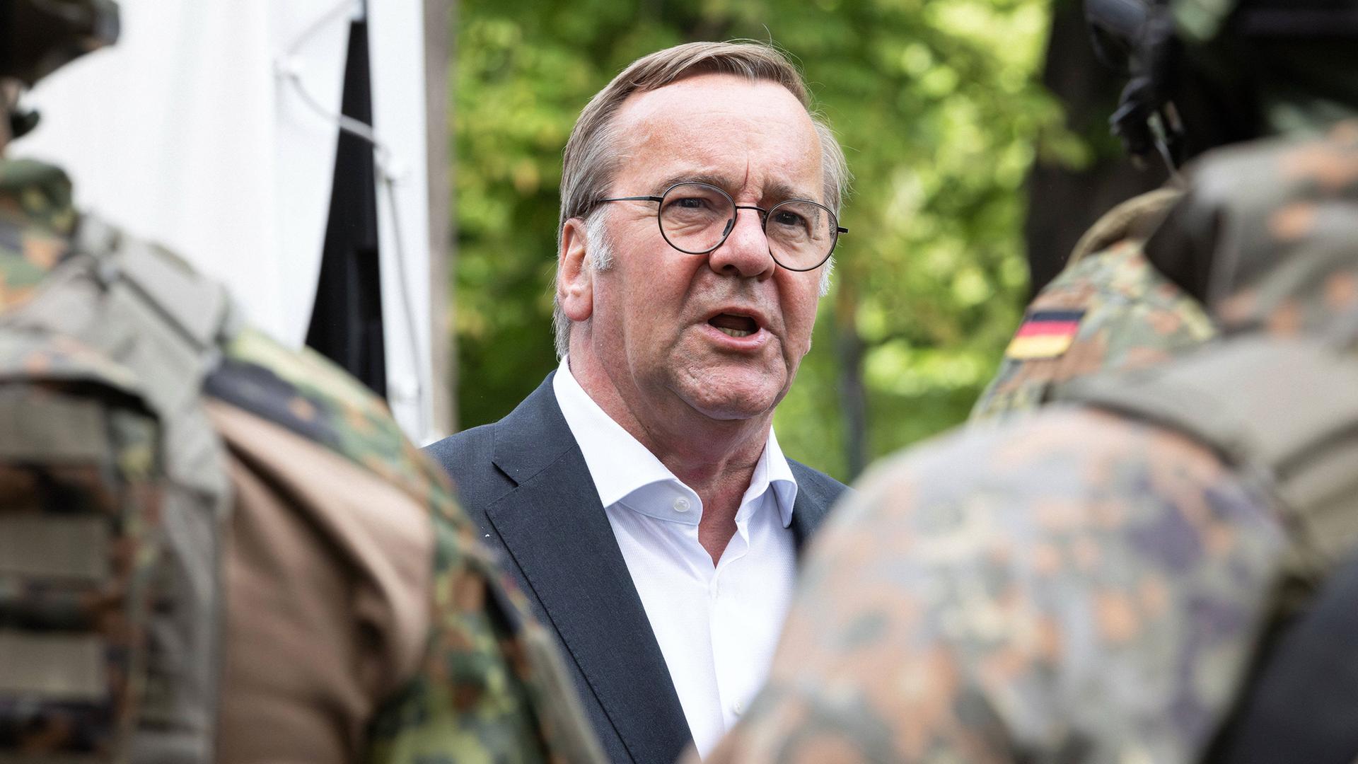 Bundesverteidigungsminister Boris Pistorius spricht wÃ¤hrend seines Besuchs beim Tag der Bundeswehr mit Soldatinnen und Soldaten. | IMAGO / Marvin MÃ¶bius