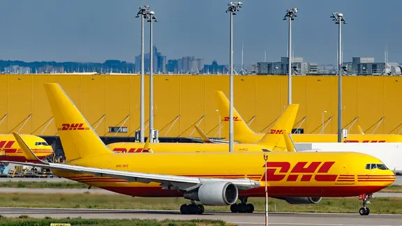 DHL Frachtflugzeuge vom Typ Boing 777 F stehen am Flughafen Leipzig/Halle