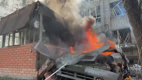 Ein brenndendes zerstörtes Auto nach einem russischen Luftangriff.