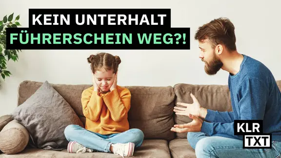 Ein Vater meckert sein verängstigtes Kind an.