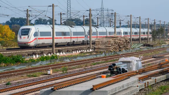 ICE fährt neben Bahn-Bauarbeiten