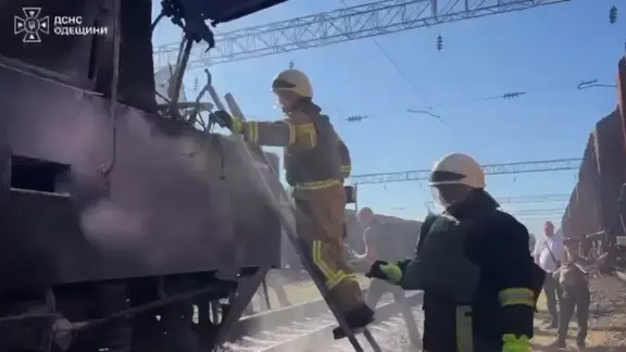 Rettungskräfte bei den Trümmern eines angegriffenen Passagierzugs in der Ukraine