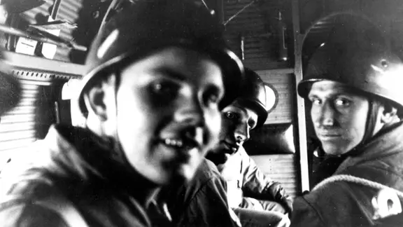 Fallschirmjäger auf dem Flug nach Kreta, 1941