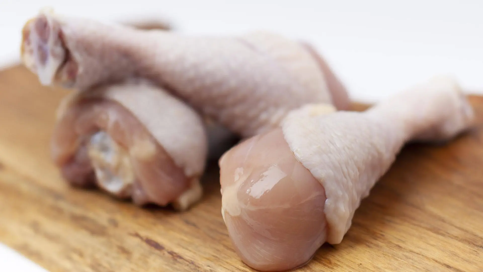 Keime auf dem Hähnchen: Violettes Licht soll sie töten