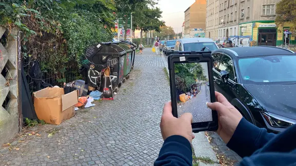 Ein Mann beim Müll aufsammeln und kontrollieren in einer Stadt