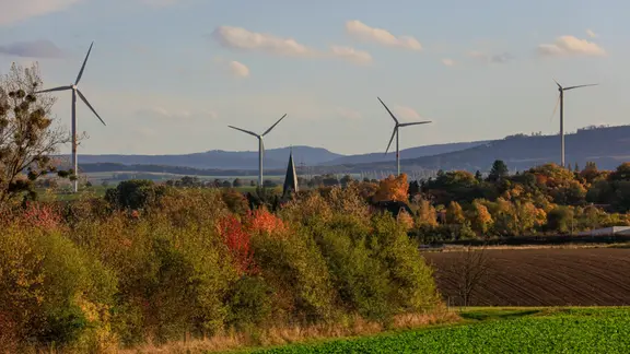 Windräder in einer herbstlichen Landschaft