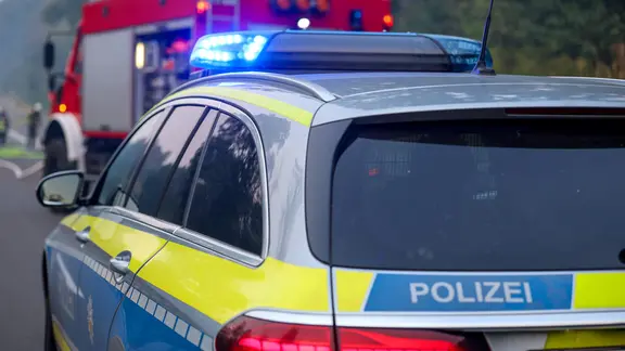 Feuerwehreinsatz und Polizeieinsatz auf der Autobahn mit Vollsperrung.