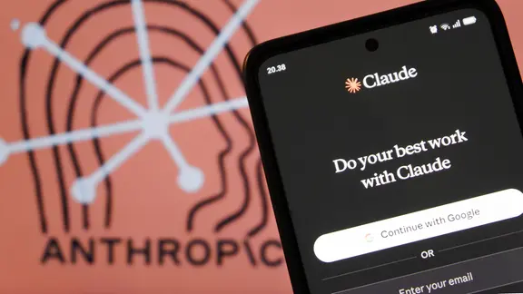 Auf dieser Fotomontage ist das Claude-KI-Logo, eine künstliche Intelligenz des Unternehmens Anthropic, auf einem Smartphone zu sehen. | IMAGO / ZUMA Press Wire Auf dieser Fotomontage ist das Claude-KI-Logo, eine künstliche Intelligenz des Unternehmens Anthropic, auf einem Smartphone zu sehen.