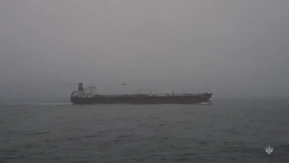 Ein Frachtschiff auf dem Meer