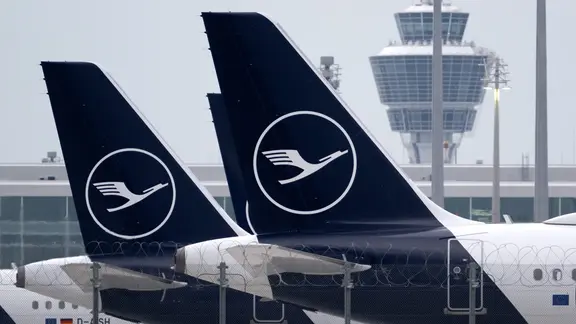 Flugzeuge der Lufthansa stehen am Flughafen München auf dem Vorfeld.