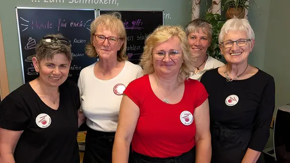 Fünf Frauen stehen im Lesecafé in Oelsnitz.