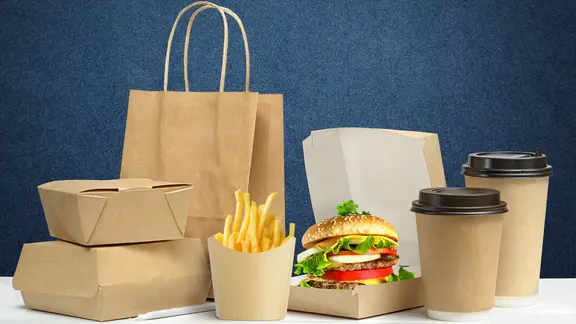 Verschiedene Verpackungen für Lebensmittel to go, vom Becher bis zur Burgerbox.