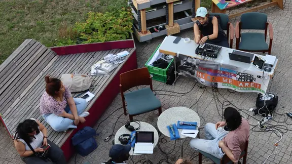 "Common Voices Radio" auf Sendung 