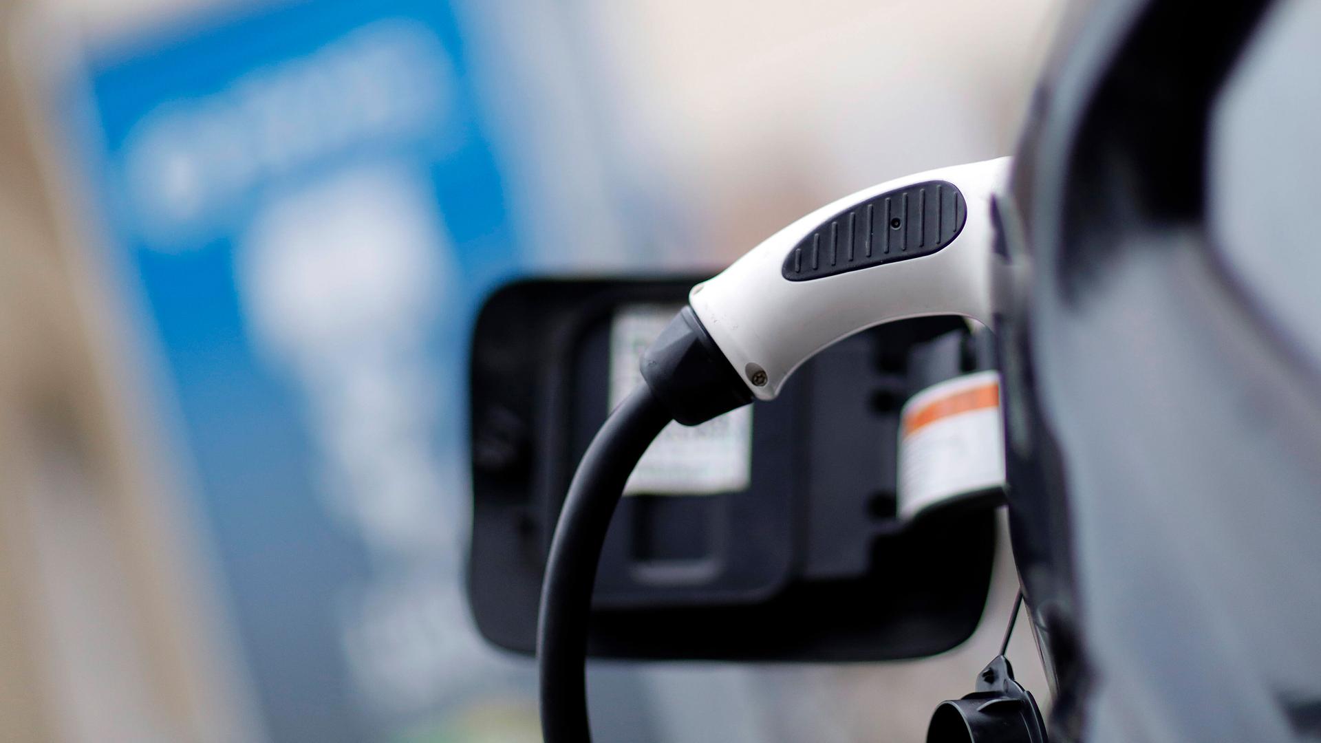 Ein Elektroauto lädt an einer Stromtankstelle. | IMAGO / Future Image
