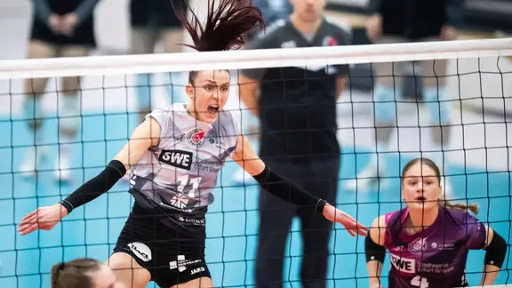 Schwarz-Weiß Erfurts Isabel Kovacic jubelt nach einem erfolgreichen Netzangriff. 