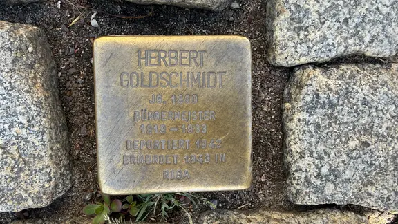 Ein verlegter Stolperstein mit dem Namen Herbert Goldschmidt.
