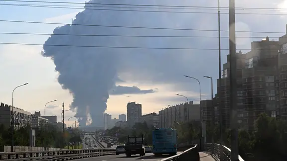 Rauchwolken über Logistikzentrum des russischen Versandhändlers Wildberries nach ukrainischem Drohnenangriff
