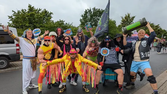 Ridin Crocs in Kostümen auf der MotoGP 2025.