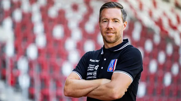 Erfurts Trainer Fabian Gerber beim offiziellen Fototermin vor der Saison