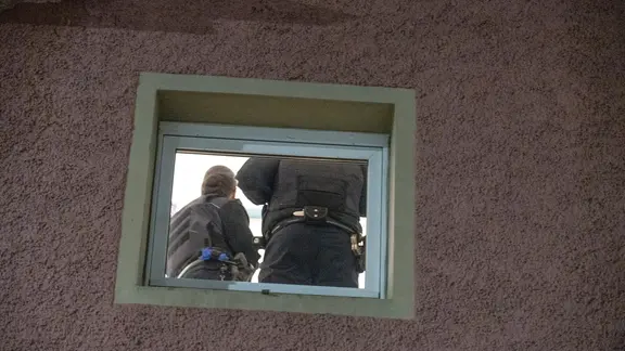 Ermittler der Polizei durchsuchen eine Wohnung
