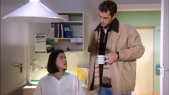 Dr. Kreutzer bietet Schwester Tina seine Hilfe an.